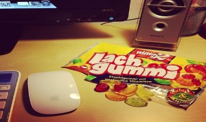 The best support for a Sunday working from home, sharing "Lach Gummi" with your 2-year old #nimm2 #lachgummi #gummi #laugh #smile #storck #gummy #fruchtsaft #vitamins